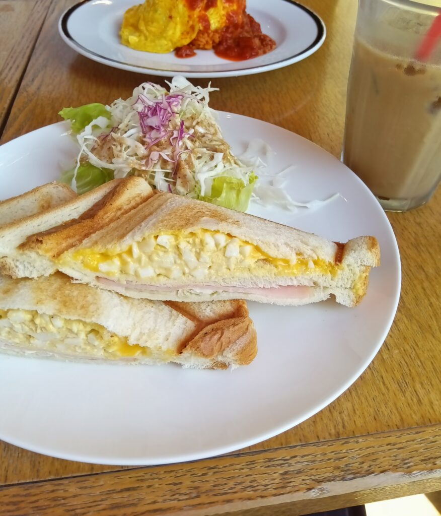 ホットサンドとアイスカフェラテ