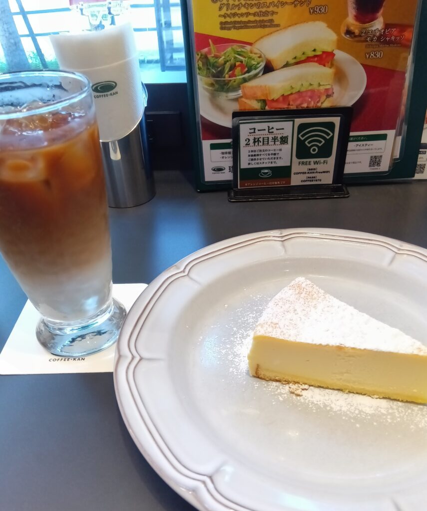 アイスカフェオレとニューヨークチーズケーキ