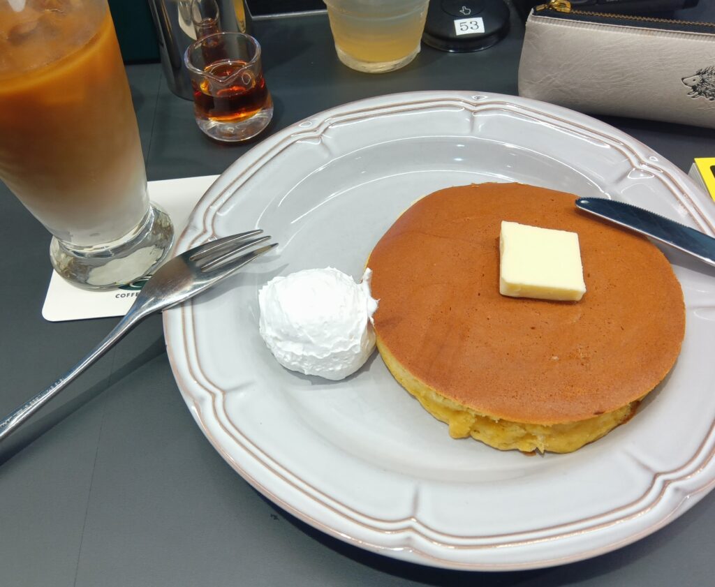 トラディッショナル・ホットケーキとカフェオレ