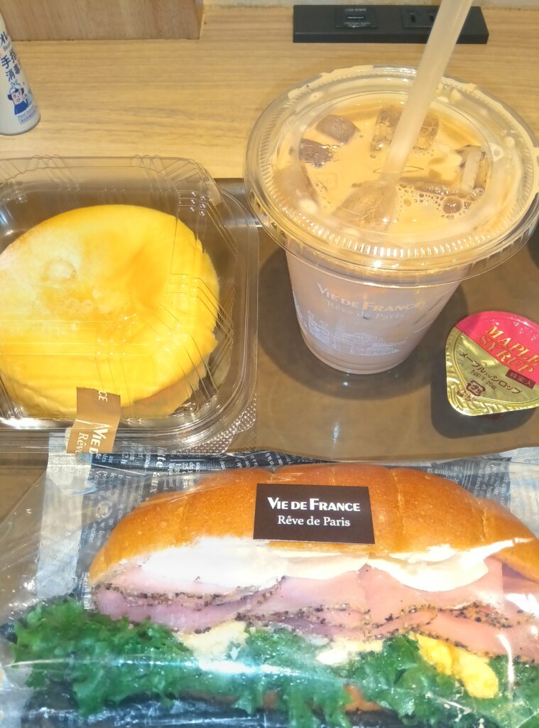 VIE DE FRANCE 京都駅店のパンとアイスカフェラテ