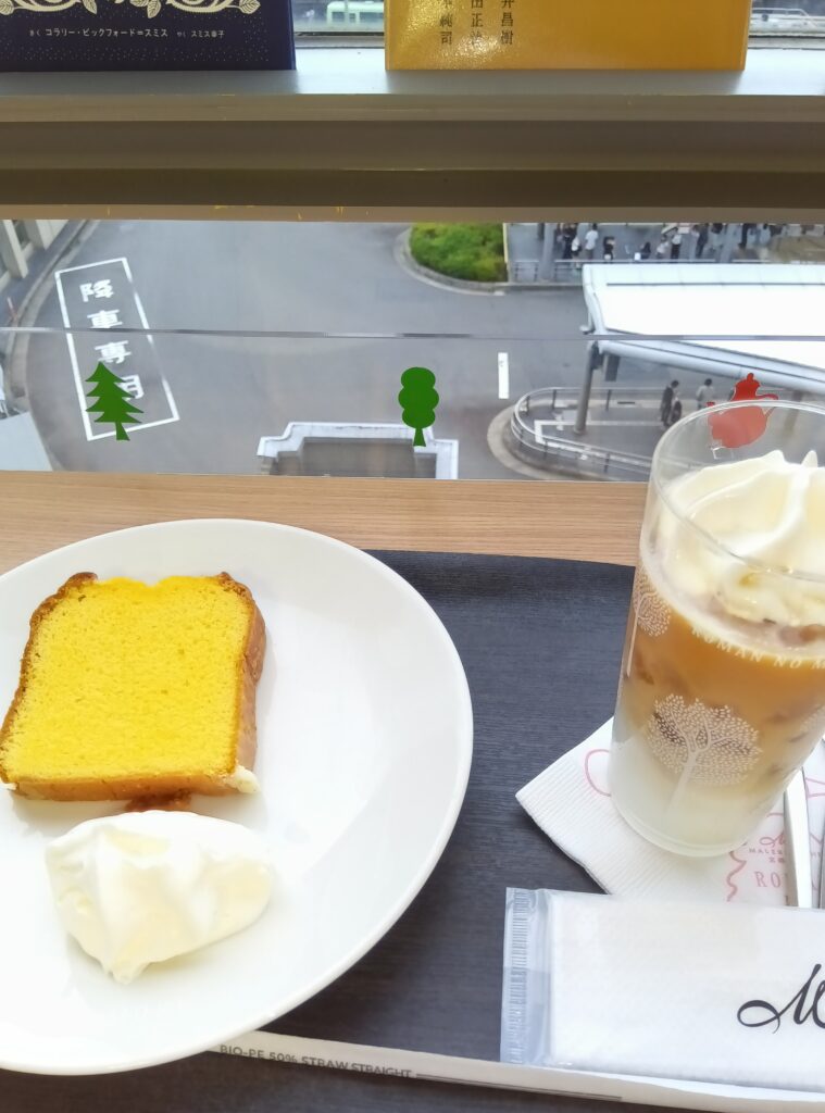 ベイクドケーキとドリンク